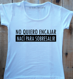 Remera de mujer con frase No quiero encajar nací para sobresalir en internet