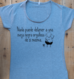 Remera de mujer con frase Nada puede detener a una oveja negra - comprar online