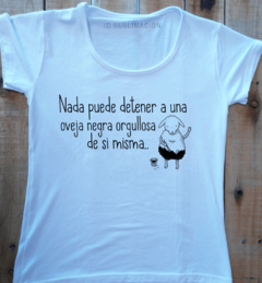 Remera de mujer con frase Nada puede detener a una oveja negra en internet