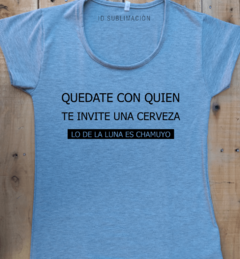 Remera de mujer con frase quedate con quien te invite una cerveza - comprar online