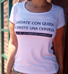 Remera de mujer con frase quedate con quien te invite una cerveza