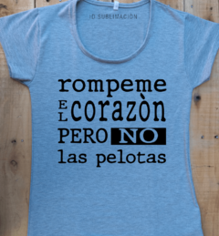 Remera de mujer con frase Rompeme el corazón pero no las pelotas en internet