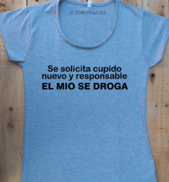 Remera de mujer con frase se solicita cupido en internet