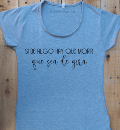 Remera de mujer con frase Si de algo hay que morir que sea de gira - comprar online