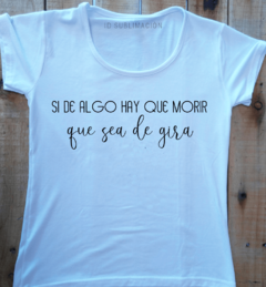 Remera de mujer con frase Si de algo hay que morir que sea de gira en internet