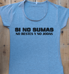 Remera de mujer con frase Si no sumas en internet