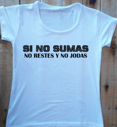 Remera de mujer con frase Si no sumas - comprar online