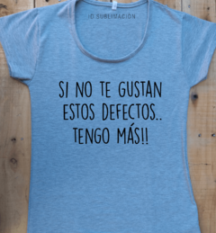 Remera de mujer con frase Si no te gustan estos defectos tengo más en internet