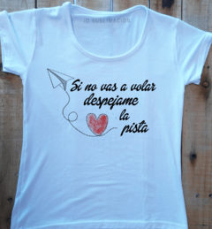 Remera de mujer con frase Si no vas a volar despejame la pista en internet