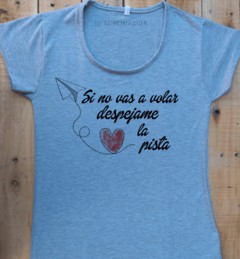 Remera de mujer con frase Si no vas a volar despejame la pista - comprar online