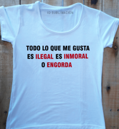 Remera de mujer con frase Todo lo que me gusta es ilegal es inmoral o engorda - comprar online