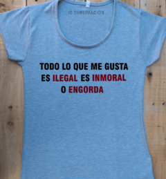 Remera de mujer con frase Todo lo que me gusta es ilegal es inmoral o engorda en internet