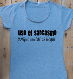 Remera de mujer con frase Uso el sarcasmo por que matar es ilegal - comprar online