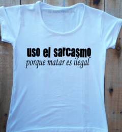 Remera de mujer con frase Uso el sarcasmo por que matar es ilegal en internet