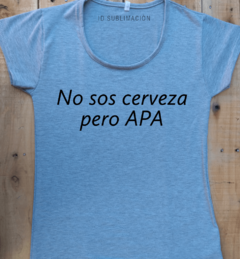 Remera de mujer con frase No sos birra pero APA en internet