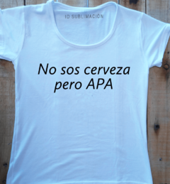 Remera de mujer con frase No sos birra pero APA - comprar online