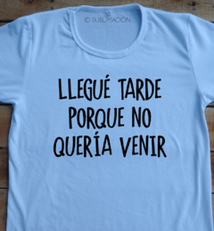 Remera unisex frase llegue tarde porque no quería venir