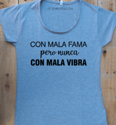 Remera de mujer frase con mala fama pero nunca con mala vibra