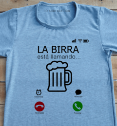 Remera unisex La birra me esta llamando en internet