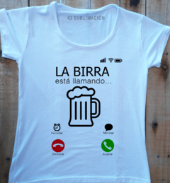 Remera de mujer con frase La birra me esta llamando - comprar online