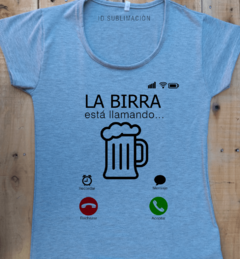 Remera de mujer con frase La birra me esta llamando en internet