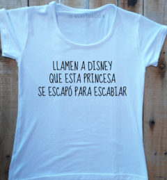 Remera de mujer con frase Llamen a Disney en internet