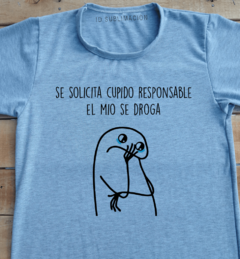 Remera unisex flork se solicita cupido responsable