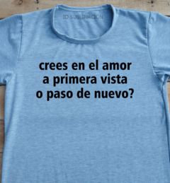 Remera unisex frase Crees en el amor a primera vista en internet