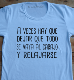 Remera unisex frase A veces hay que mandar todo al carajo y relajarse en internet