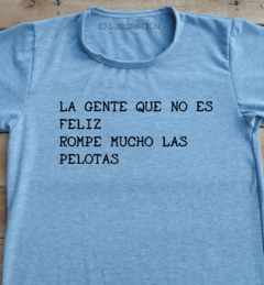 Remera unisex frase La gente que no es feliz rompe mucho las pelotas - comprar online