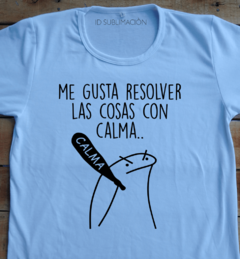 Remera unisex frase me gusta resolver las cosas con calma en internet