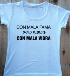 Remera de mujer frase con mala fama pero nunca con mala vibra - comprar online