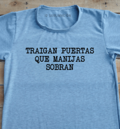 Remera unisex frase Traigan puertas que manijas sobran