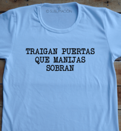 Remera unisex frase Traigan puertas que manijas sobran - comprar online