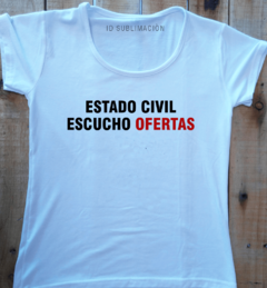 Remera de mujer con frase estado civil escucho ofertas