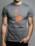Camiseta chumbo pelicano tão bem - SLIM - comprar online