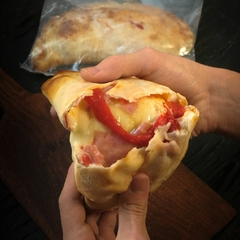 Calzone Jamón y Morrones 400 gs. - Comodos