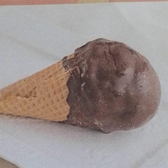 Cono Bañado en Chocolate Helado - Nuestros Sabores