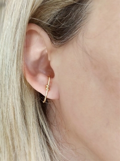 Brinco Ear hook Nozinho Delicado Banhado a Ouro - comprar online