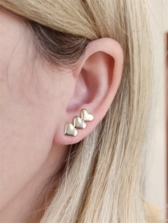 Brinco Ear Cuff Três Corações Banhado a Ouro - comprar online