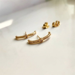 Brinco Ear Hook Agnes Cravejado Banhado a Ouro