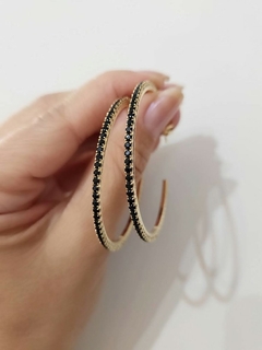 Argola Cravejada Zircônia Negra Banhado a Ouro