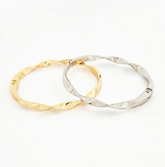 Bracelete em metal dourado torcido