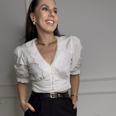 Camisa Cropped com Bordado em Laise