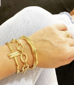 Bracelete dourado T liso