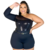 Mulher estilosa usando um conjunto plus size preto com tule e paetê, com cinto.