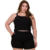 Conjunto plus size preto com blusa cropped e shorts, adornado com flor na alça.