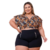 Modelo usando conjunto de short e cropped plus size com estampa floral em tons quentes.