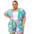  conjunto de kimono cropped e short lilás estampado plus size, com fundo verde e folhas brancas. .