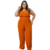  macacão pantalona longo na cor terracota, com elástico na cintura, modelo plus size.